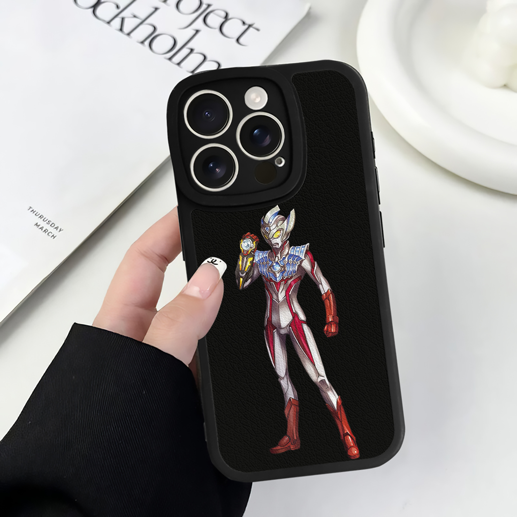 （画像用） ウルトラマン Ultraman 【iPhone 16シリーズ対応】シリコンスマホケース（レザー調） 材質：シリコン